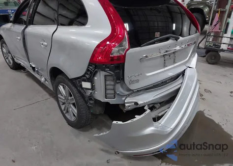 2016 Volvo Xc60 T6 z USA, uszkodzony, nr VIN YV4902RK7G2776001